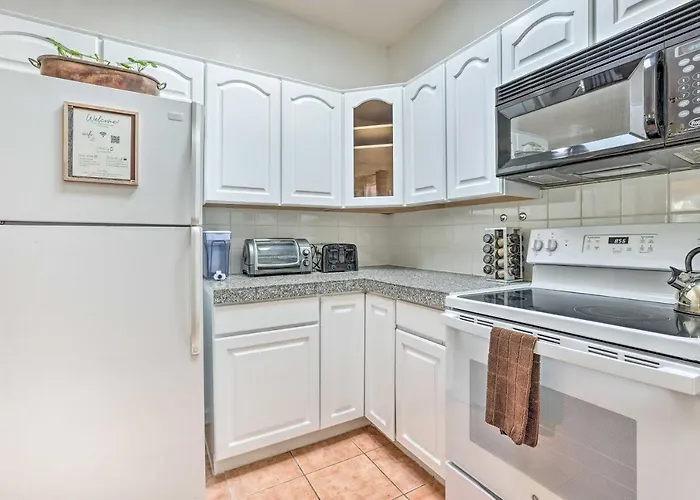 Cozy & Relaxing W/ Pool Access Apartment *