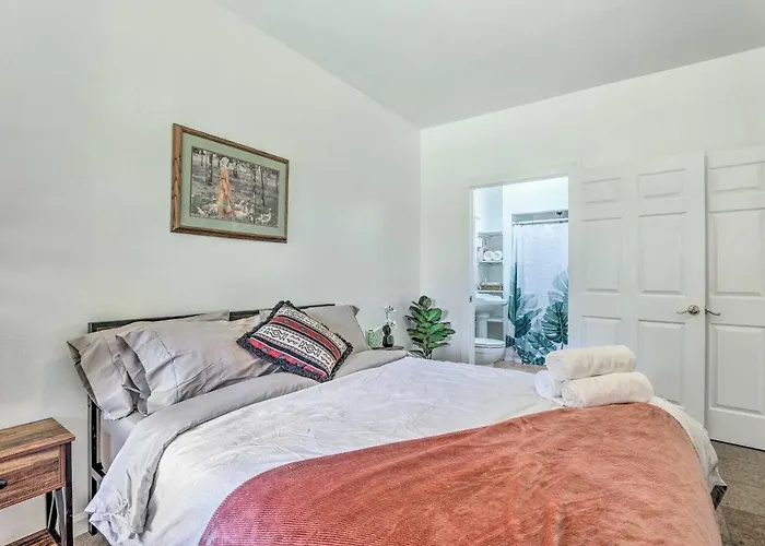 Cozy & Relaxing W/ Pool Access